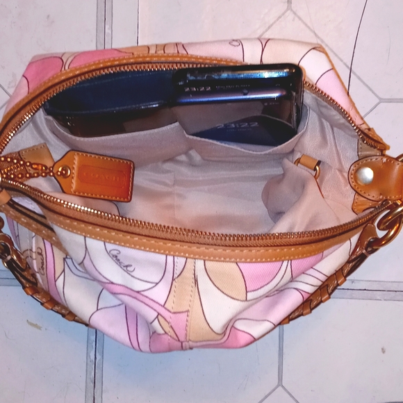 Coach Purse~Pretty in Pink~100%Leather SKU-NΒ°-M0768-11905 - Picture 6 of 8